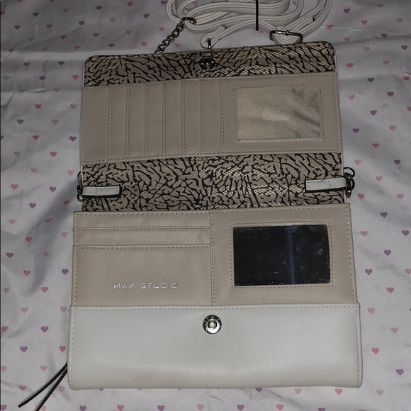 Max Studio White Flower Crossbody - Picture 3 of 8